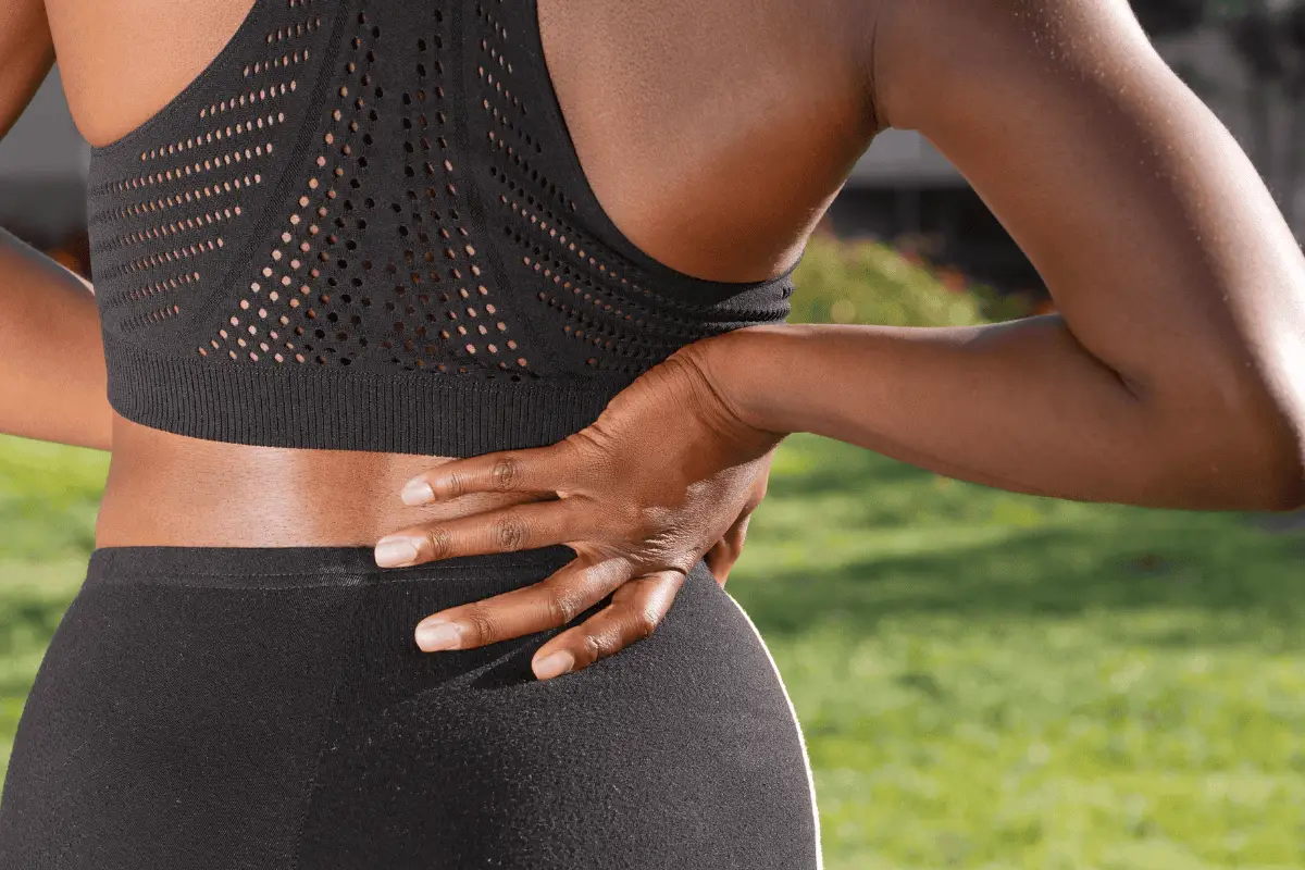 uomo con mal di schiena lombare che si tiene la zona bassa della schiena per dolore