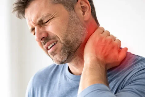 dolore cervicale forte con rigidità del collo e infiammazione cervicale